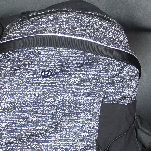 Lululemon Run All Day Backpack II 13L Denim Twill Print Ice Grey/Black - Picture 7 of 7